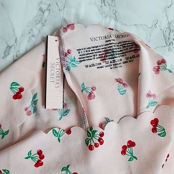 2 Victoria' s Secreet no show cheeky Panties - Picture 6 of 7